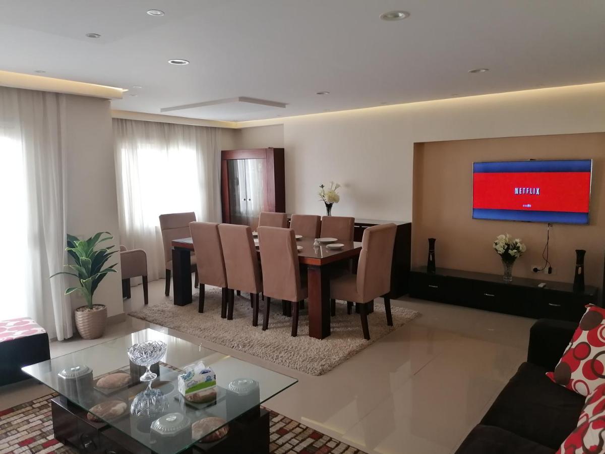 Superb & Comfy 3bdr With Outstanding View فاخرة فيو رائع للمطار Apartamento El Cairo